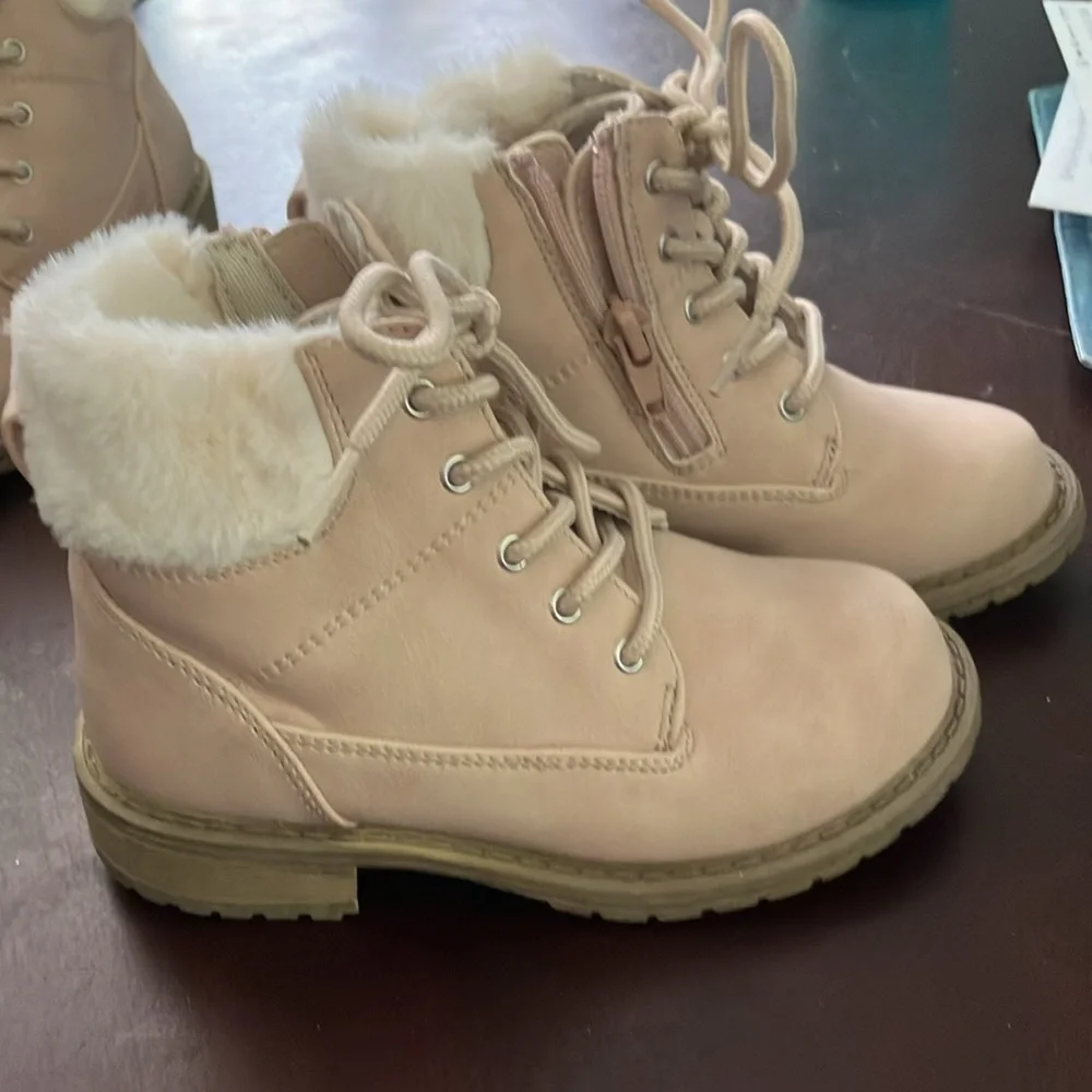 Girls size 8 beige with white fur boots